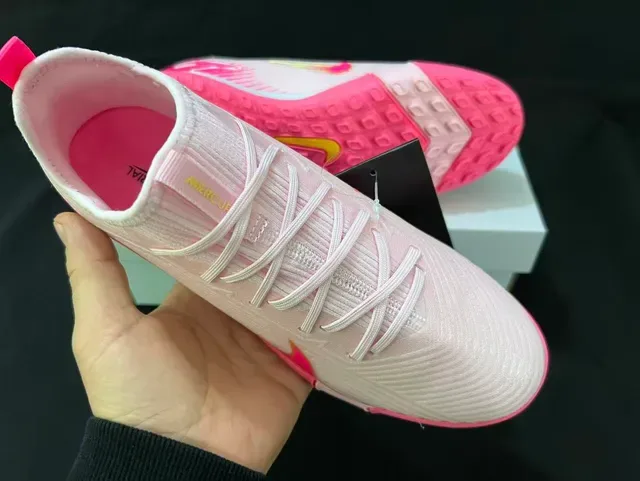 Nike Zapatillas de fútbol indoor rosa blanco con upper de knit silueta low-cut 12