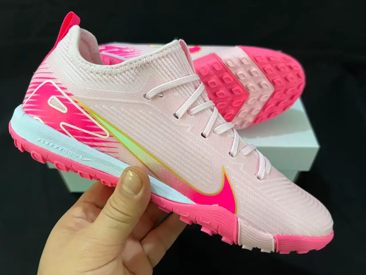 Nike Zapatillas de fútbol indoor rosa blanco con upper de knit silueta low-cut 13
