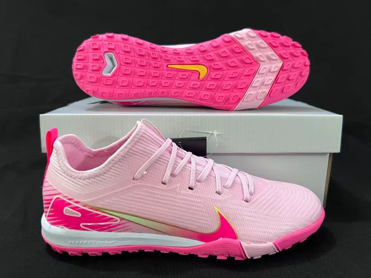 Nike Zapatillas de fútbol indoor rosa blanco con upper de knit silueta low-cut 14
