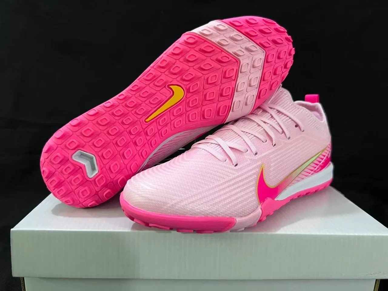 Nike Zapatillas de fútbol indoor rosa blanco con upper de knit silueta low-cut 15