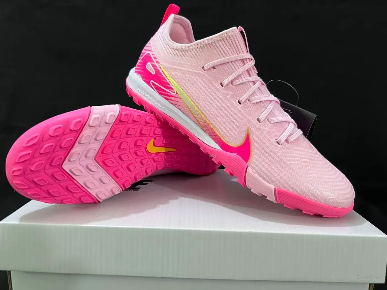 Nike Zapatillas de fútbol indoor rosa blanco con upper de knit silueta low-cut 16