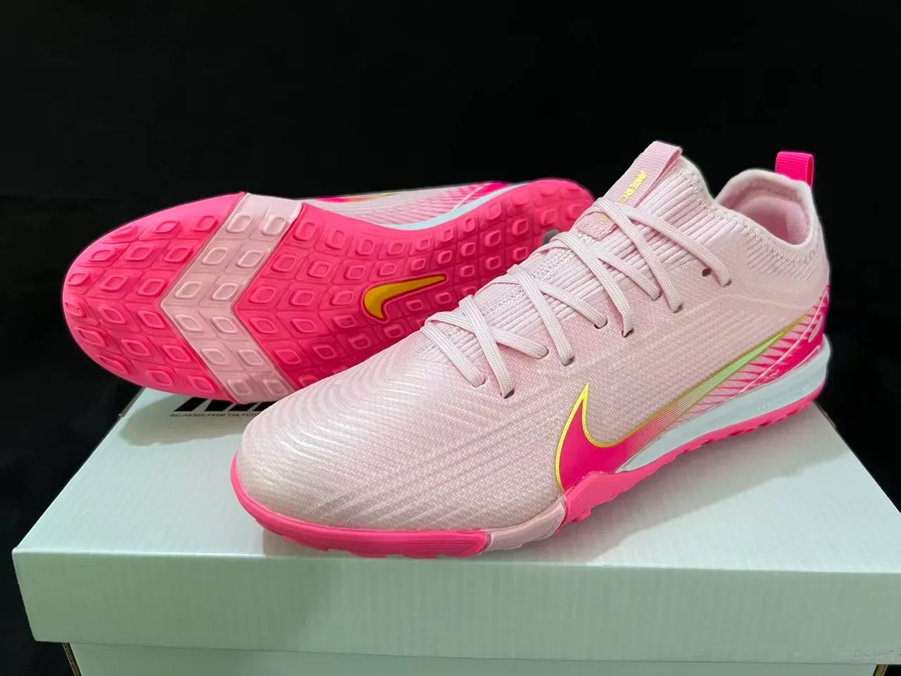 Nike Zapatillas de fútbol indoor rosa blanco con upper de knit silueta low-cut 17
