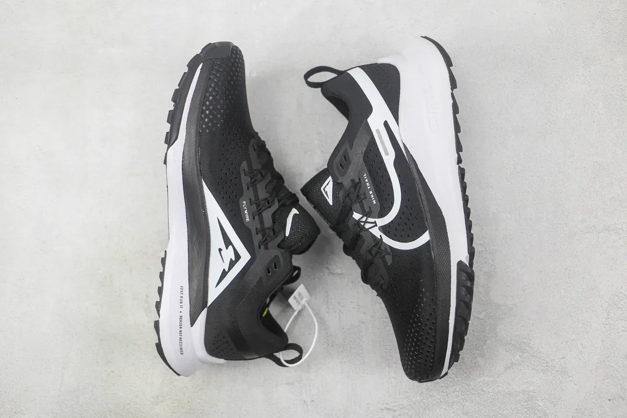Nike React Trail কালো এবং সাদা রানিং শু 2