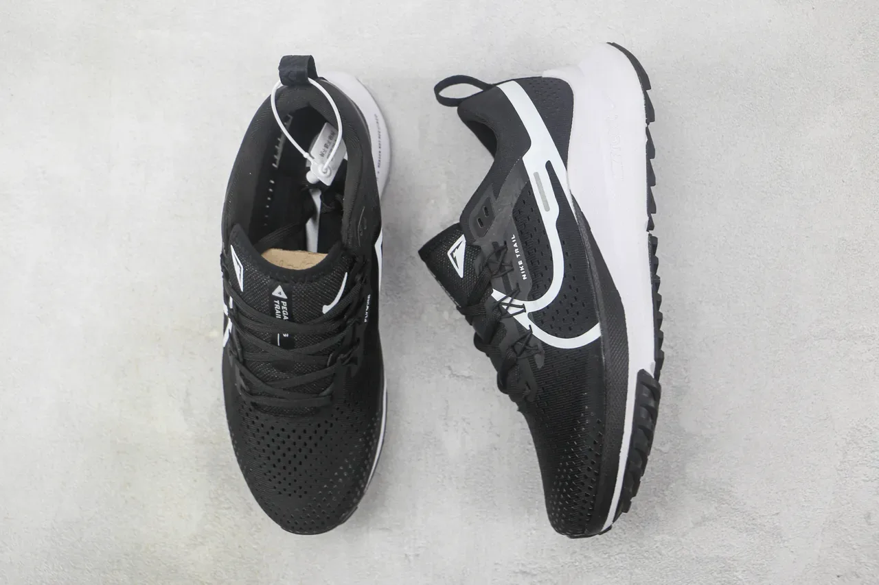 Nike React Trail কালো এবং সাদা রানিং শু 3