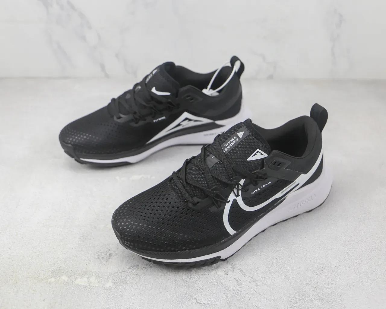 Nike React Trail কালো এবং সাদা রানিং শু 4