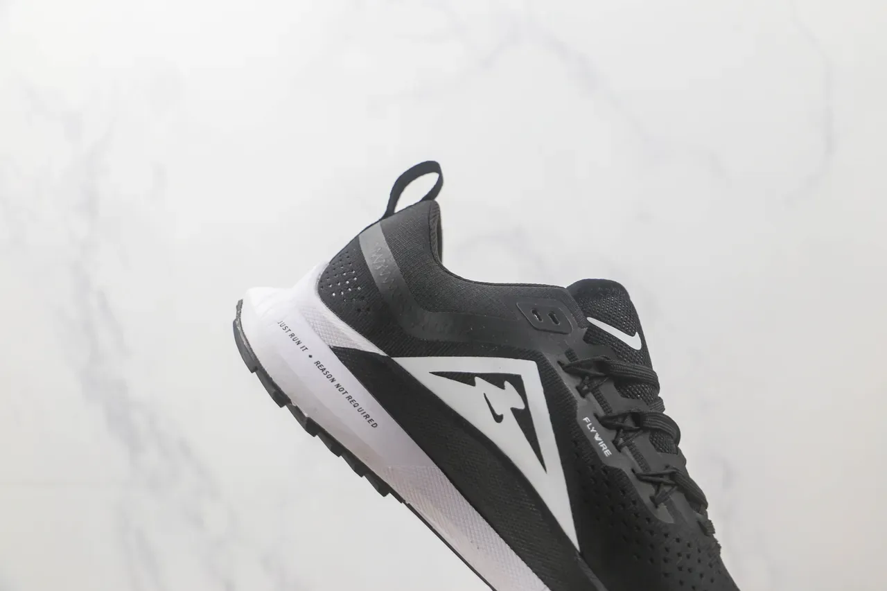 Nike React Trail কালো এবং সাদা রানিং শু 5