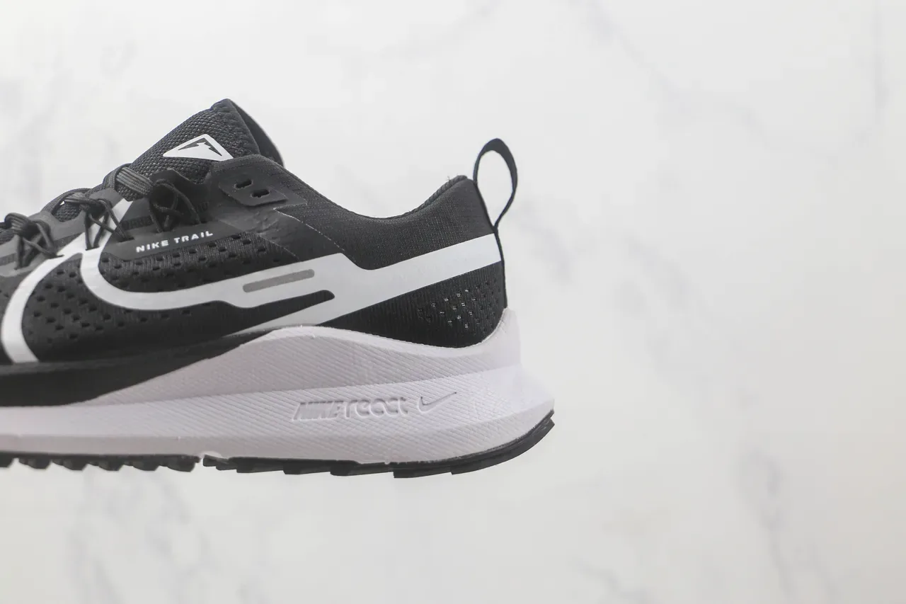 Nike React Trail কালো এবং সাদা রানিং শু 7