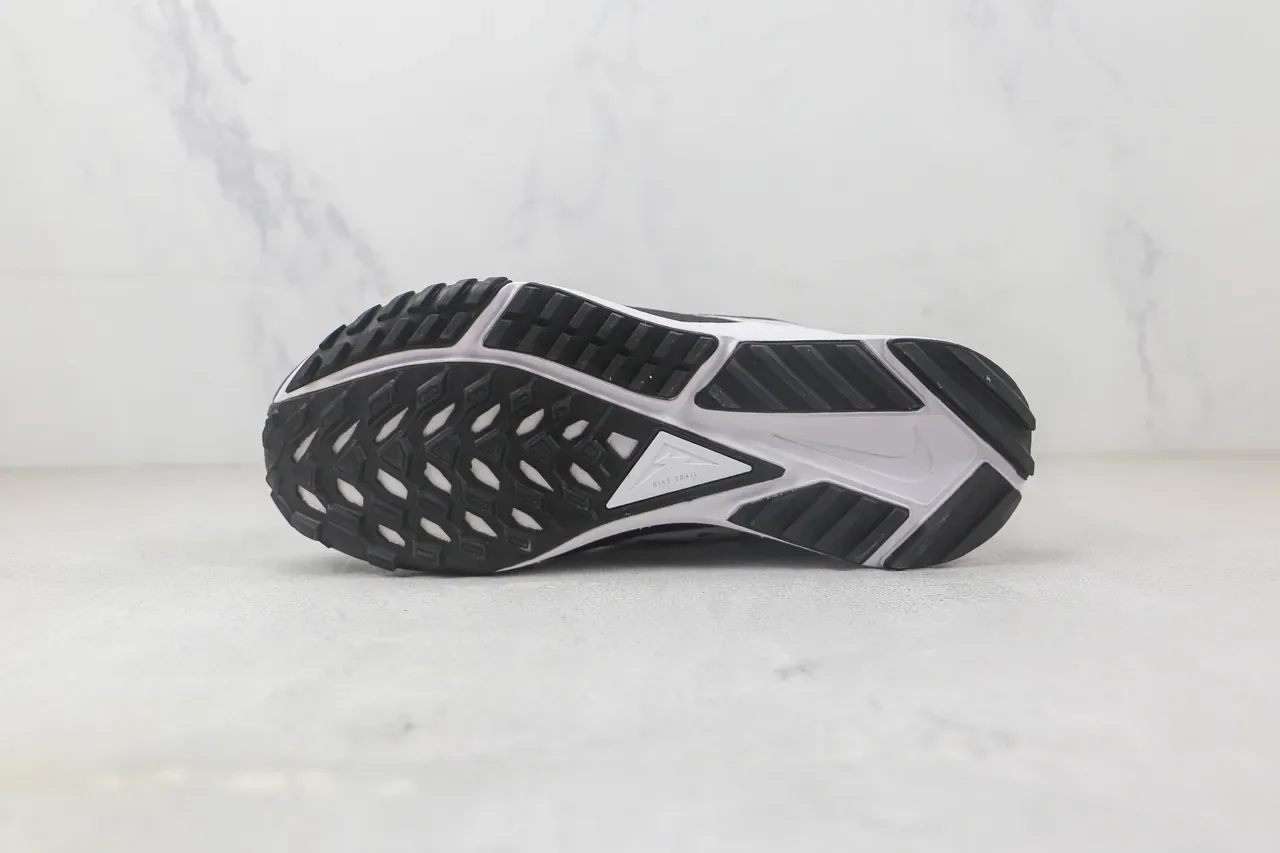 Nike React Trail কালো এবং সাদা রানিং শু 8