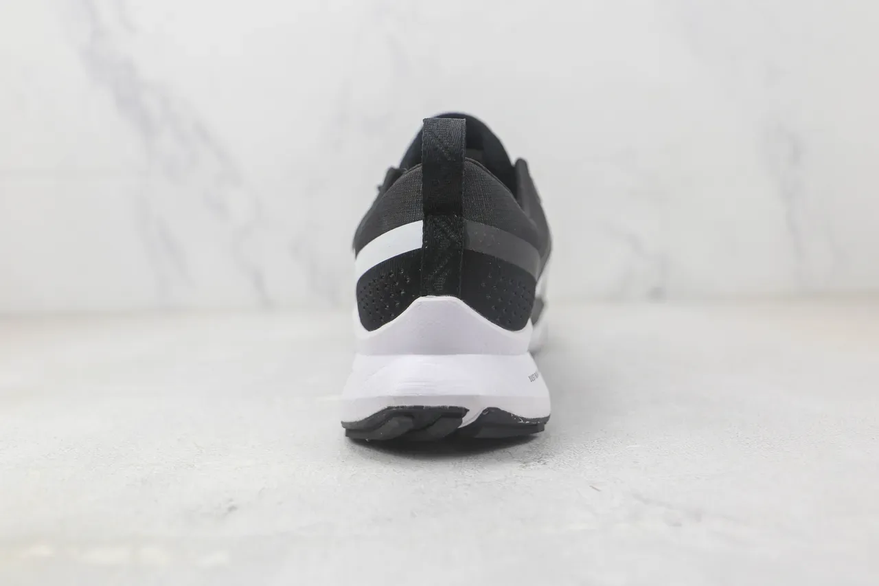 Nike React Trail কালো এবং সাদা রানিং শু 9
