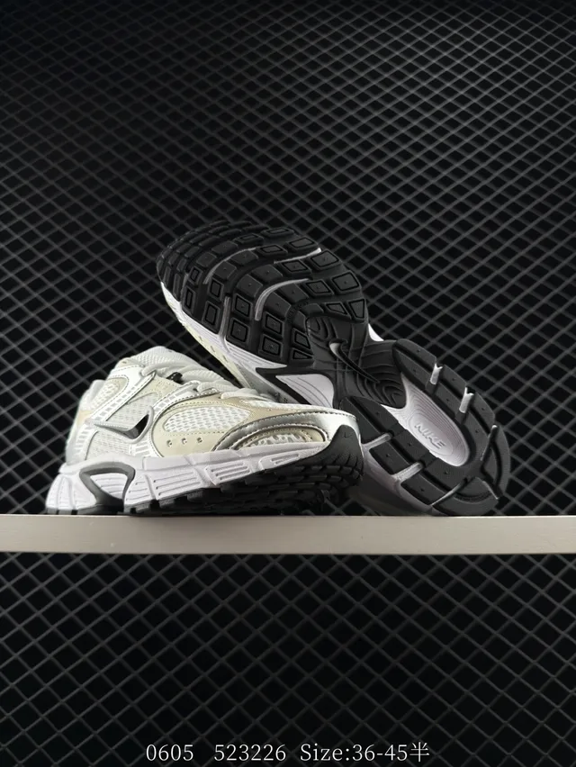Nike V5 RNR Blanco Plateado Media Suela Malla Y Recubrimiento Sintético Superior Zapatillas Gruesas 3