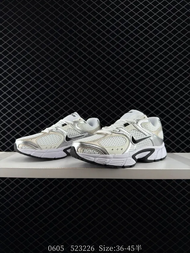 Nike V5 RNR Blanco Plateado Media Suela Malla Y Recubrimiento Sintético Superior Zapatillas Gruesas 4