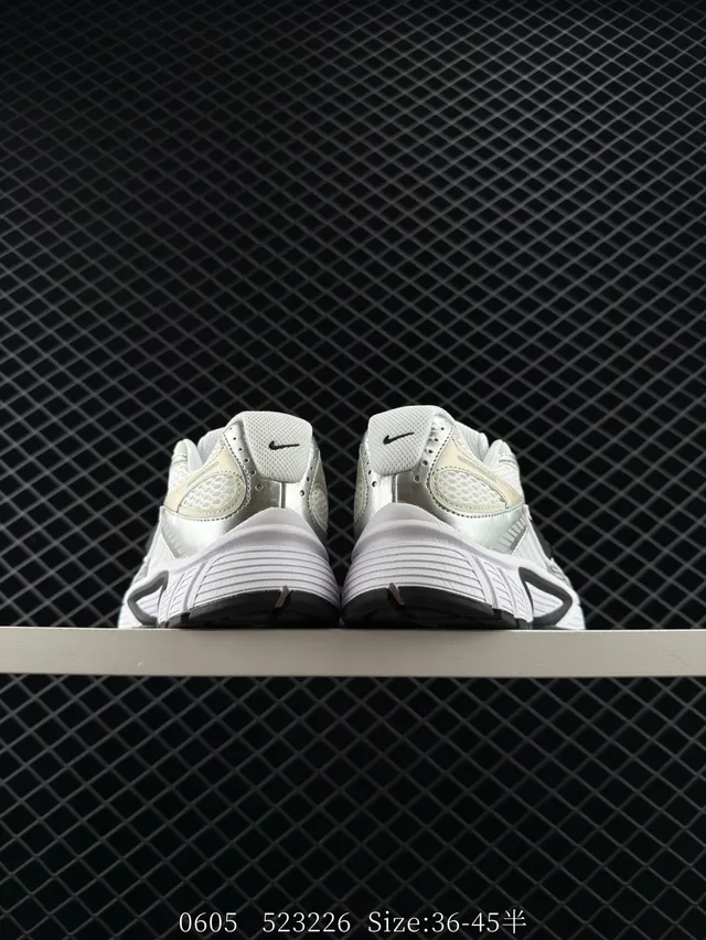Nike V5 RNR Blanco Plateado Media Suela Malla Y Recubrimiento Sintético Superior Zapatillas Gruesas 5