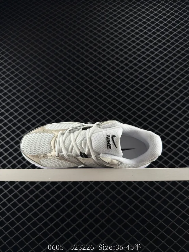 Nike V5 RNR Blanco Plateado Media Suela Malla Y Recubrimiento Sintético Superior Zapatillas Gruesas 6