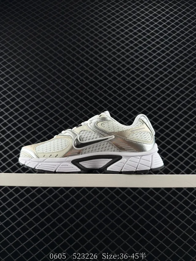 Nike V5 RNR Blanco Plateado Media Suela Malla Y Recubrimiento Sintético Superior Zapatillas Gruesas 7