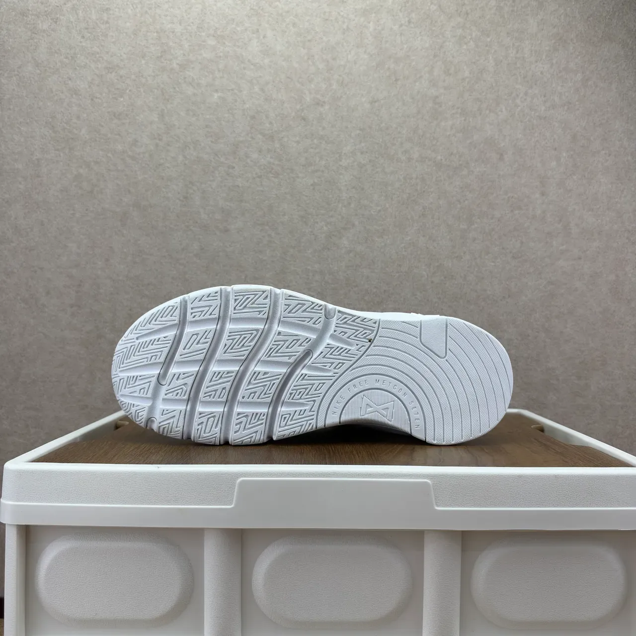 Nike White and Silver Sculpted Midsole Lifestyle Sneaker 6