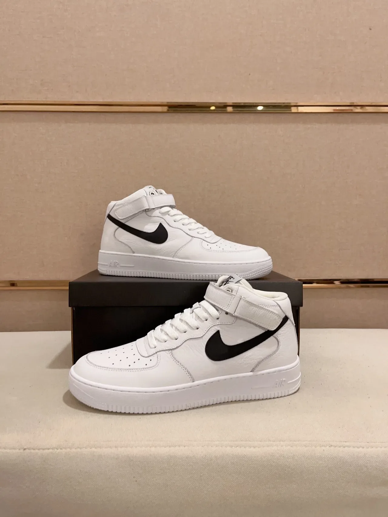 Nike White Black High-Top Leather Upper Lifestyle Sneakers 2