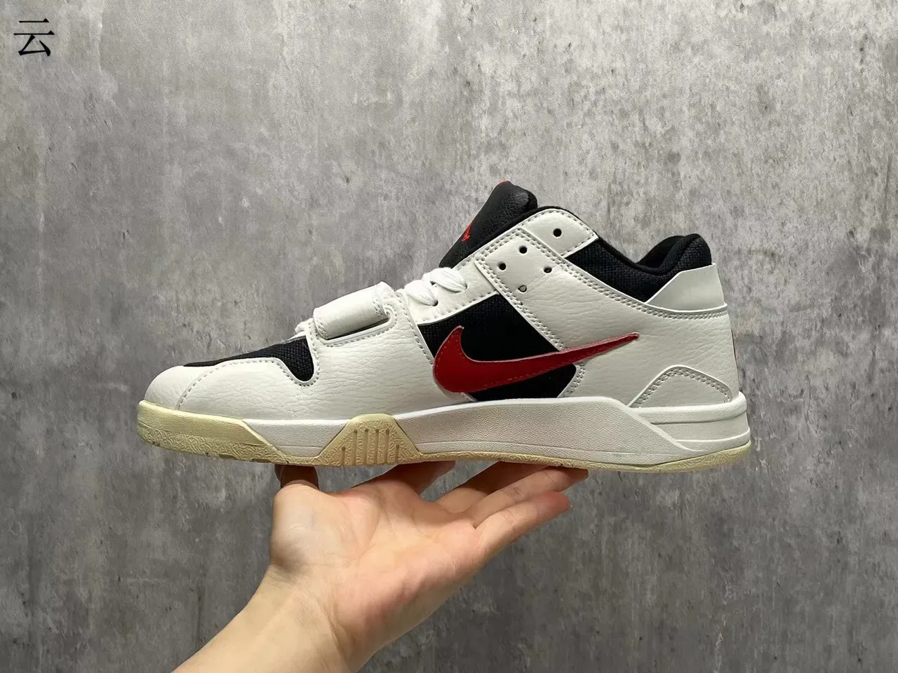 Nike Tênis Low-Top Brancos e Pretos Couro-Mesh Híbrido 4