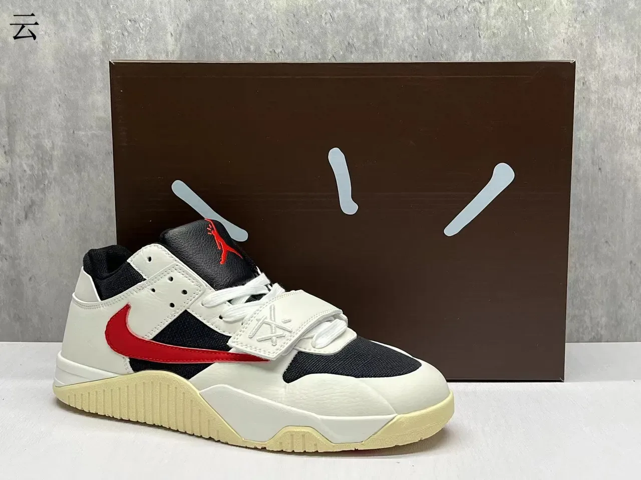 Nike Tênis Low-Top Brancos e Pretos Couro-Mesh Híbrido 8