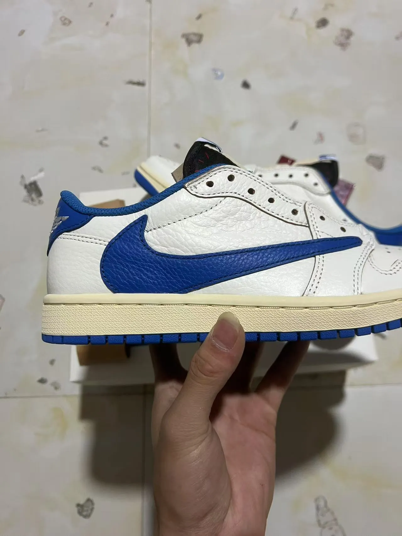 Nike White Blue Low-Top Leather Upper Lifestyle Sneakers 7