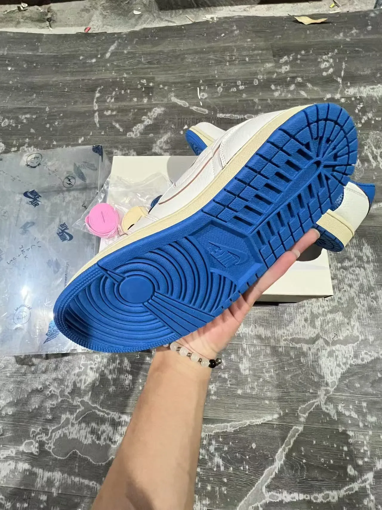 Nike White Blue Low-Top Textured Leather Upper Lifestyle Sneakers 6