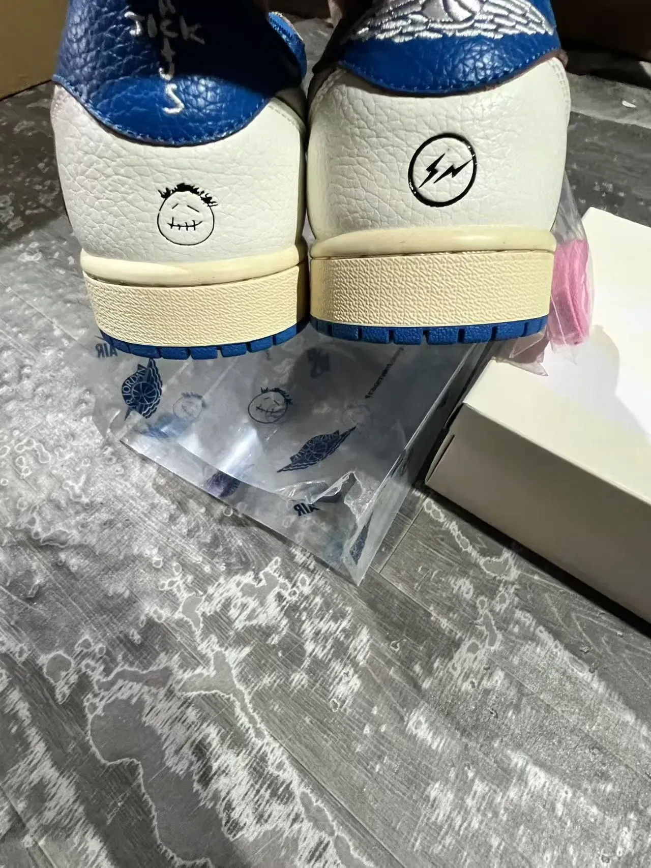 Nike White Blue Low-Top Textured Leather Upper Lifestyle Sneakers 9