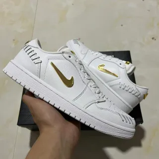 Nike أبيض ذهبي نصيج جلد علوي Swoosh معدني حذاء نمط حياة