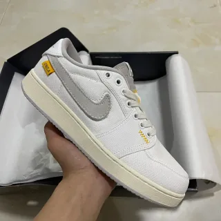 Nike Chaussures Lifestyle Blanc et Gris Toile Daim Swoosh