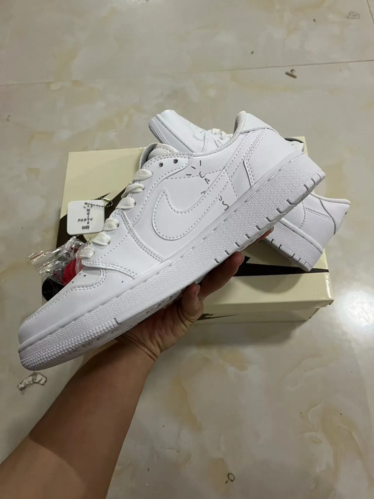 Nike White Monochrome Low-Top Silhouette Lifestyle Sneakers 5
