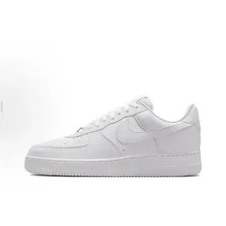 Nike أبيض أحادي اللون مثقوب في أصابع القدم حذاء أسلوب حياة