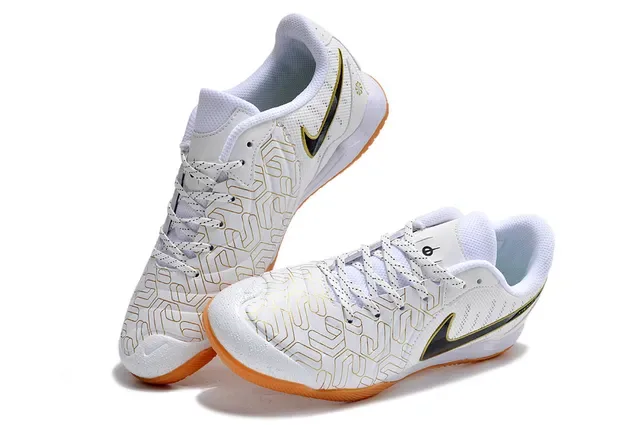 Nike Sapatos de futebol indoor low-top brancos e laranjas com upper de malha sintética 7