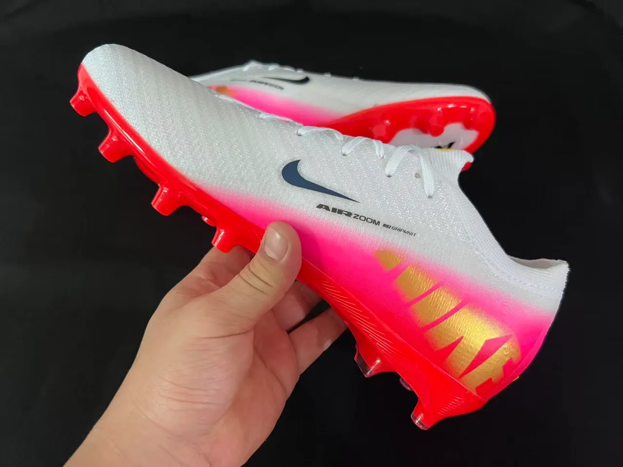 Nike Chaussures de football blanc rose, talon bas, dessus à enfiler, panneau de talon dégradé, surface ferme 4