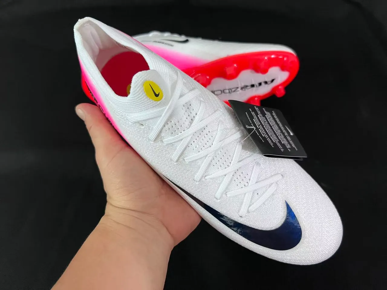 Nike Chaussures de football blanc rose, talon bas, dessus à enfiler, panneau de talon dégradé, surface ferme 5