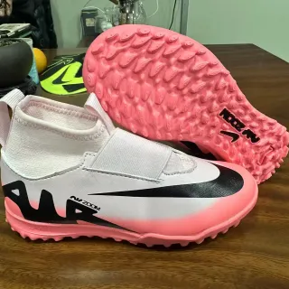 Nike 白色粉色袜式领口弹性带扣 Turf 足球鞋