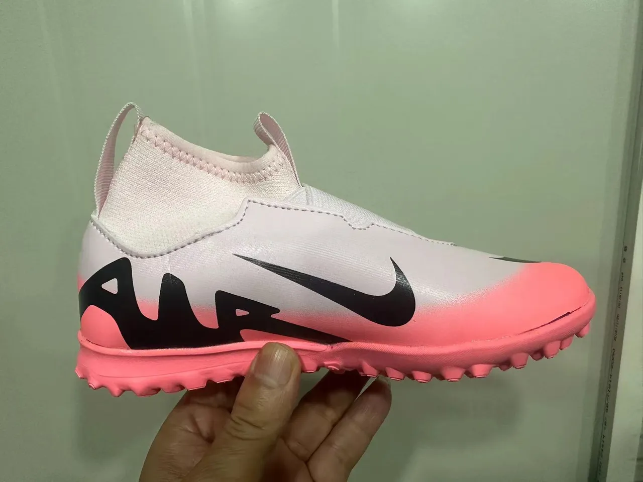 Nike সাদা গোলাপি সক-ফিট কলার ইলাস্টিক স্ট্র্যাপ ক্লোজার Turf ফুটবল জুতা 4