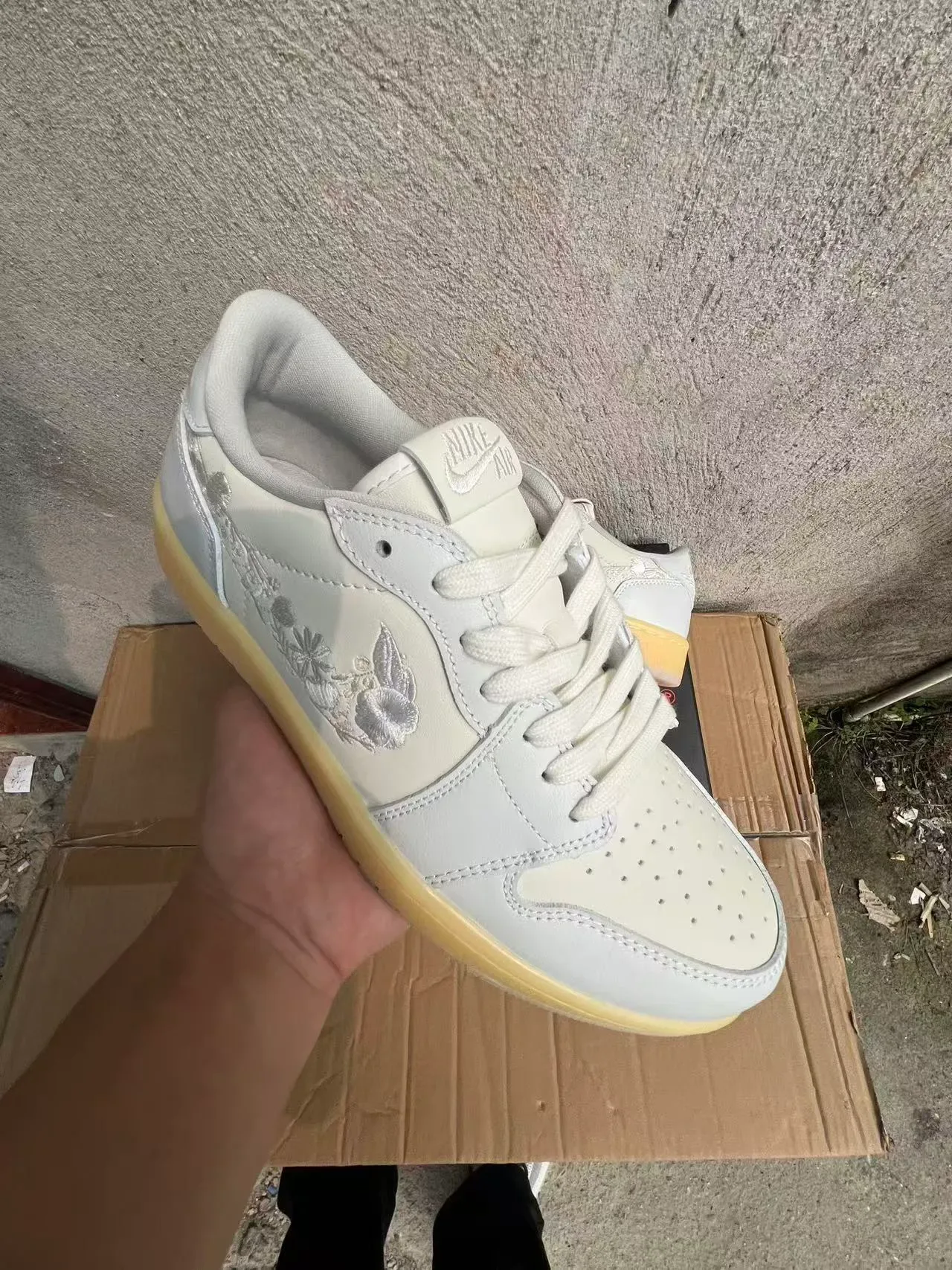 Nike Sneakers Lifestyle Blancs et Jaunes Low-Top Bordées Motif Floral-Rabbit 2