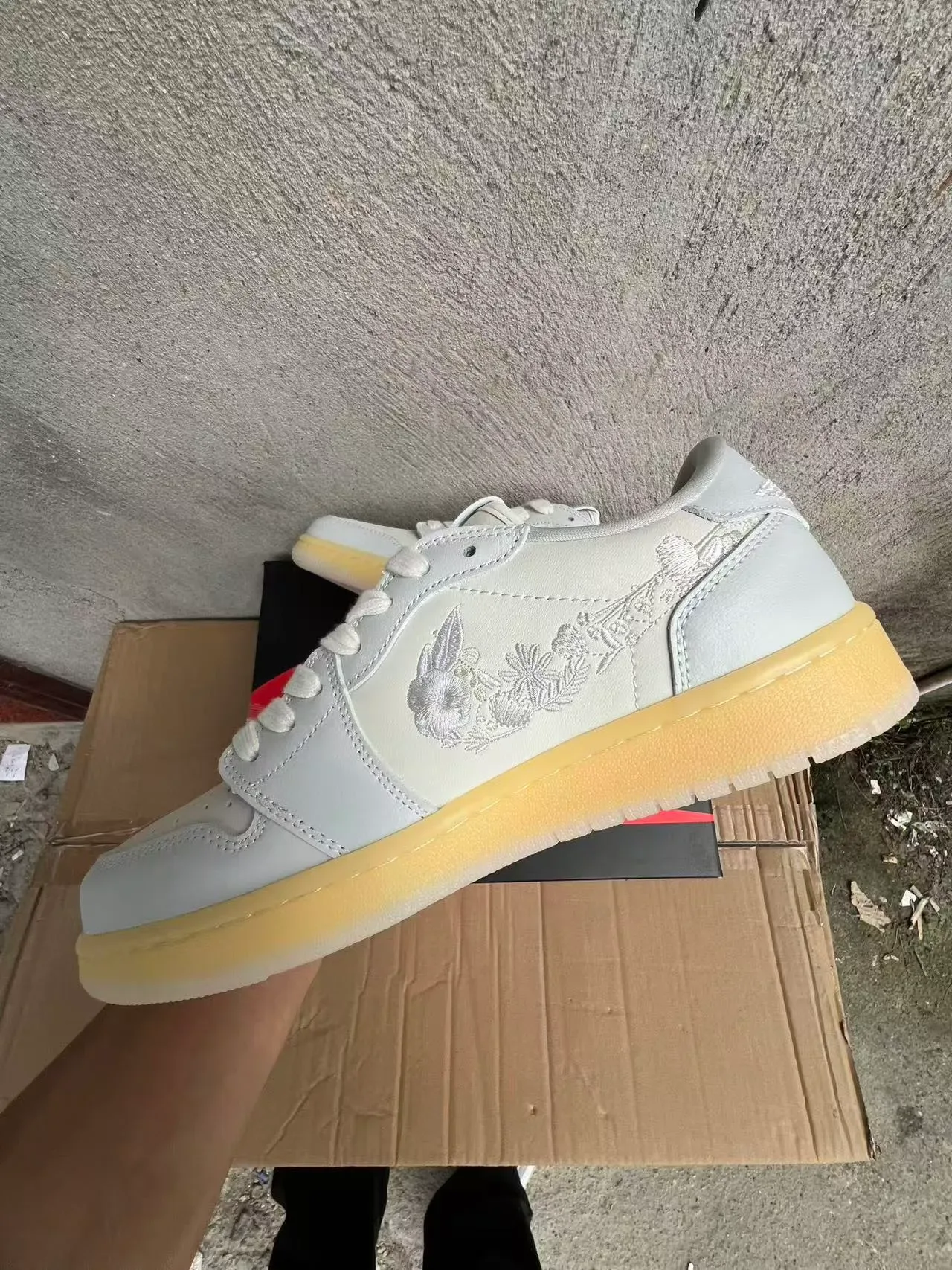 Nike Sneakers Lifestyle Blancs et Jaunes Low-Top Bordées Motif Floral-Rabbit 5