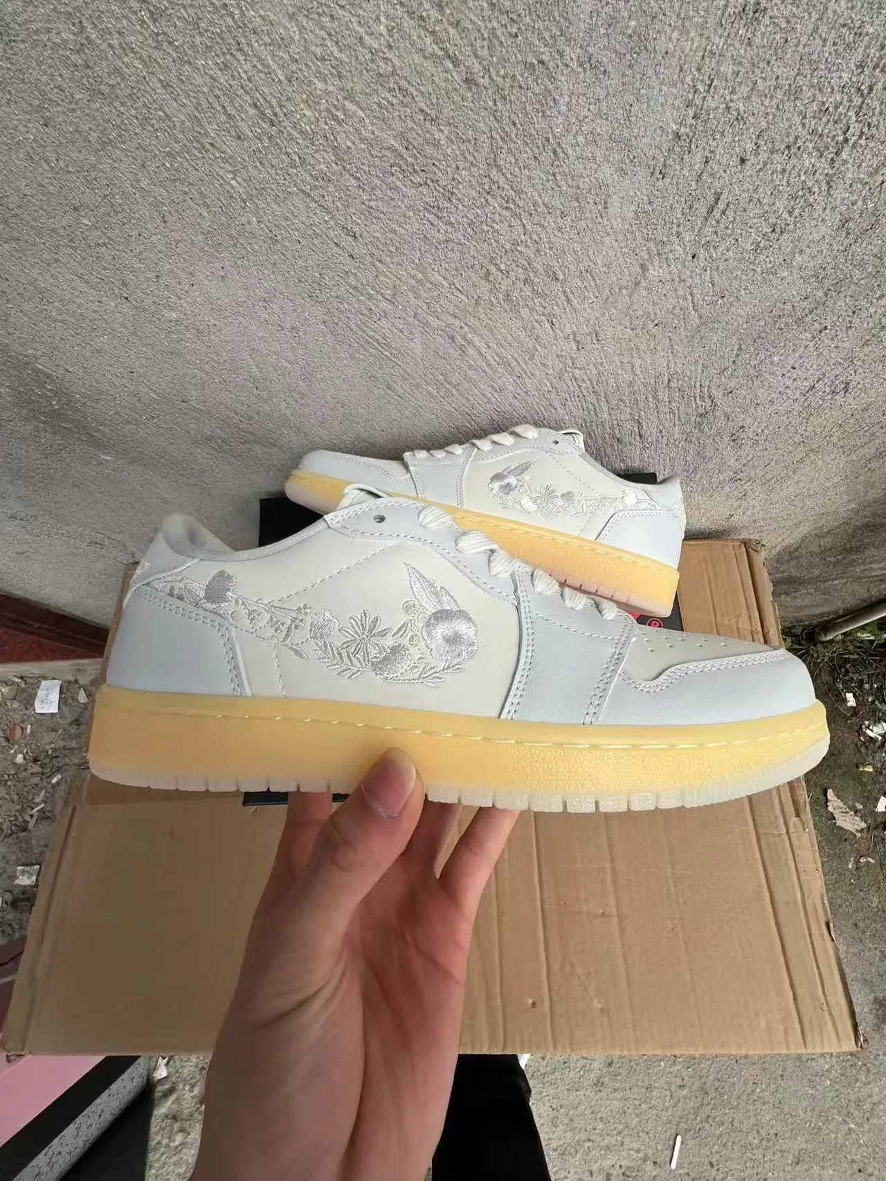 Nike Sneakers Lifestyle Blancs et Jaunes Low-Top Bordées Motif Floral-Rabbit 7