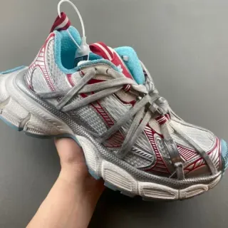Nike Zoom 2K चांदी लाल लेयरड सिंथेटिक केज स्कल्प्टेड वेवी मिडसोल चंकी स्नीकर