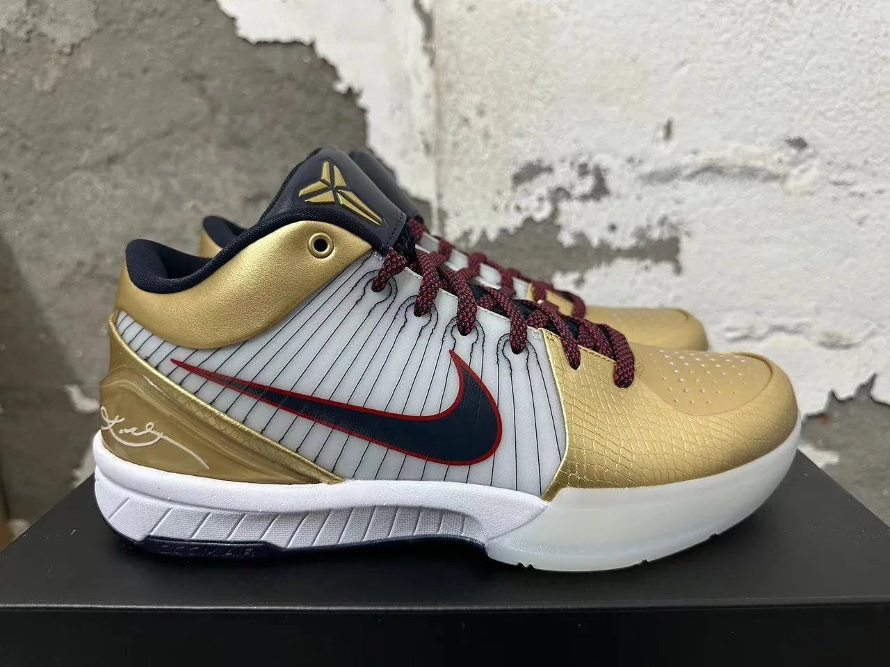 Nike Zoom Kobe IV Zapatos de Baloncesto Dorado Metálico 4