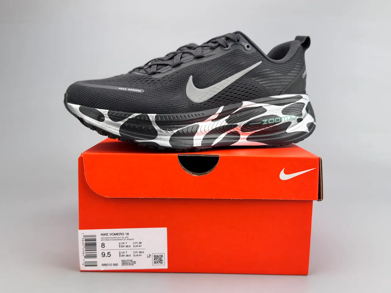 Nike ZoomX Invincible Run काली सफेद बुनाई ऊपरी तरंग पैटर्न मिडसोल दौड़ने वाले जूते 2