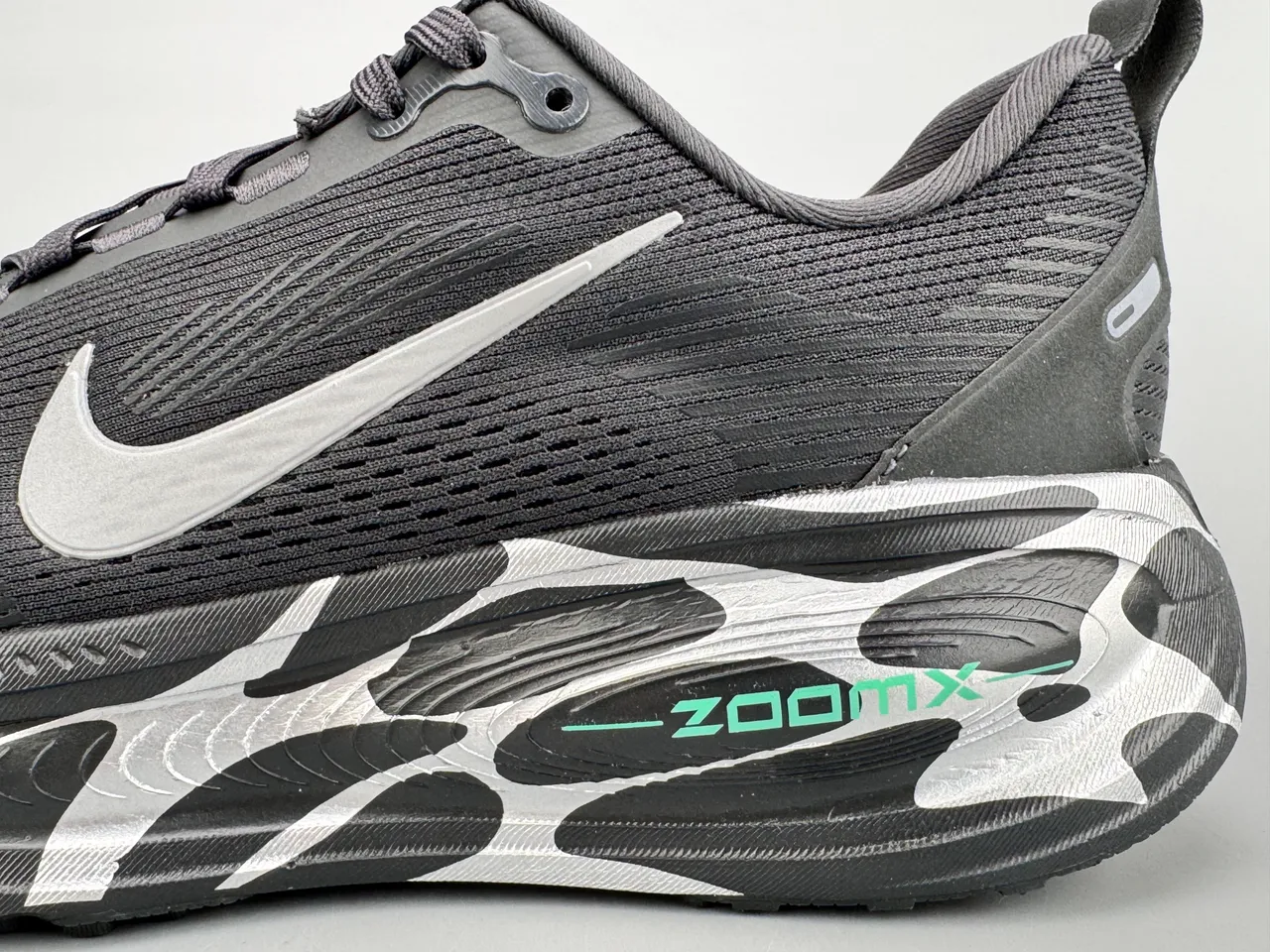 Nike ZoomX Invincible Run काली सफेद बुनाई ऊपरी तरंग पैटर्न मिडसोल दौड़ने वाले जूते 3