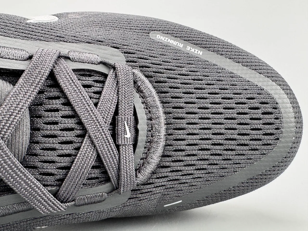 Nike ZoomX Invincible Run काली सफेद बुनाई ऊपरी तरंग पैटर्न मिडसोल दौड़ने वाले जूते 4