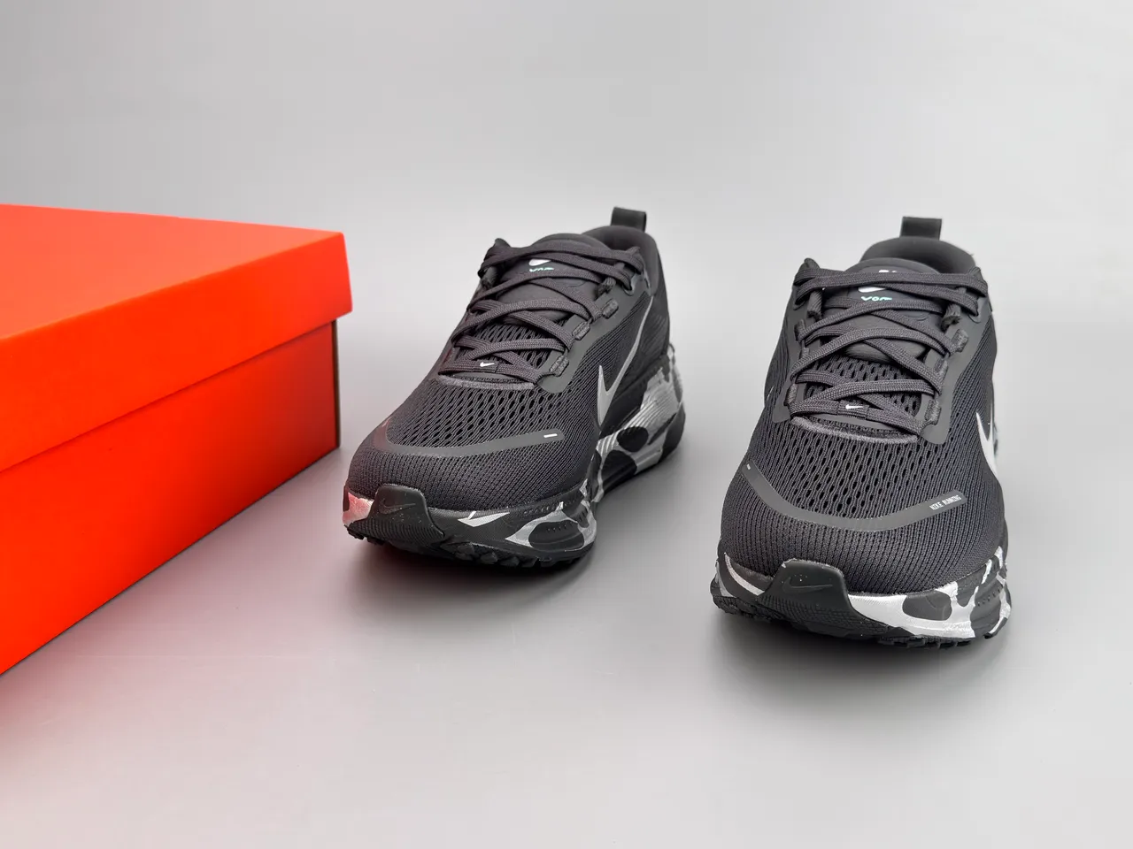 Nike ZoomX Invincible Run काली सफेद बुनाई ऊपरी तरंग पैटर्न मिडसोल दौड़ने वाले जूते 5