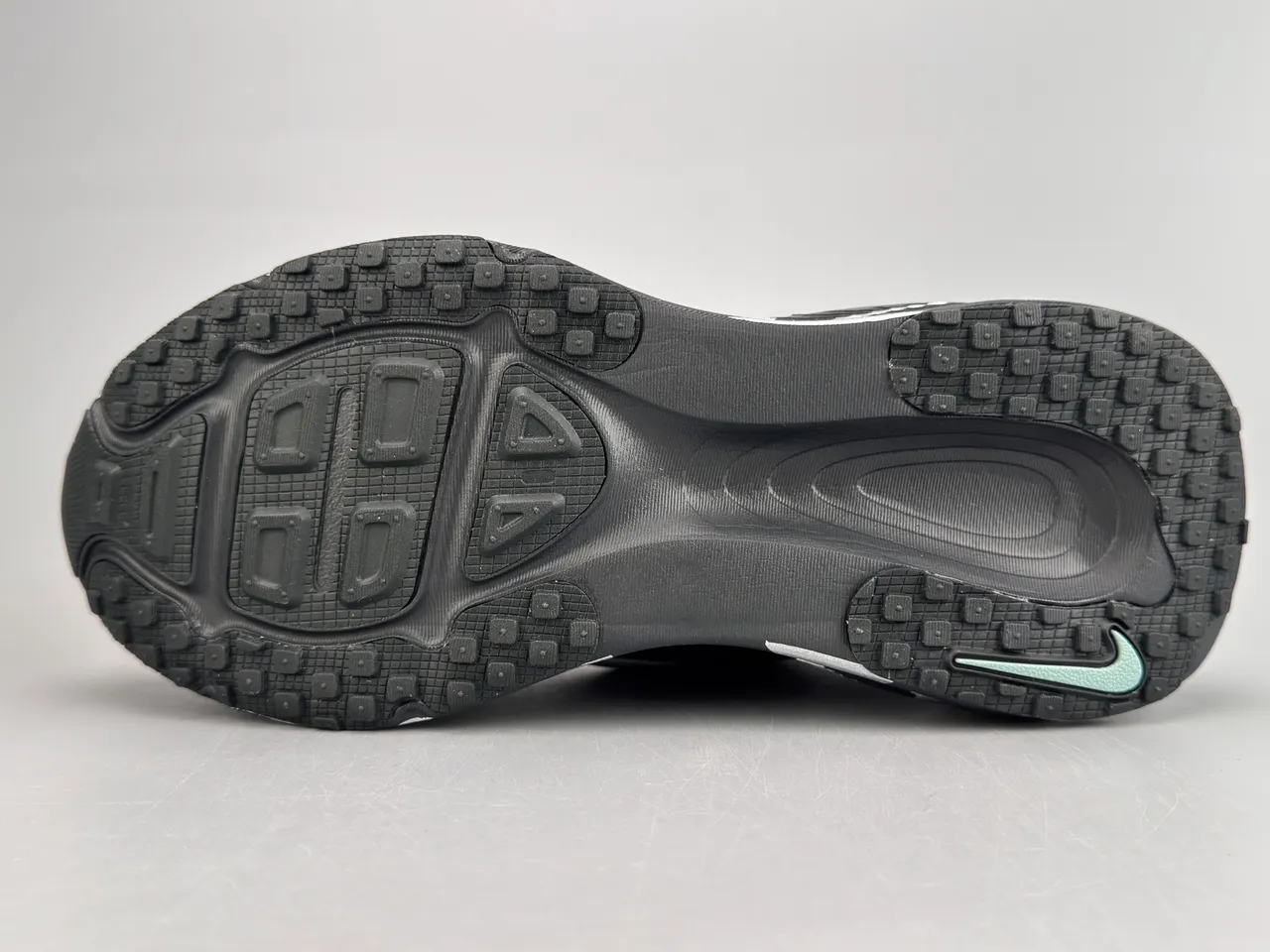 Nike ZoomX Invincible Run काली सफेद बुनाई ऊपरी तरंग पैटर्न मिडसोल दौड़ने वाले जूते 6