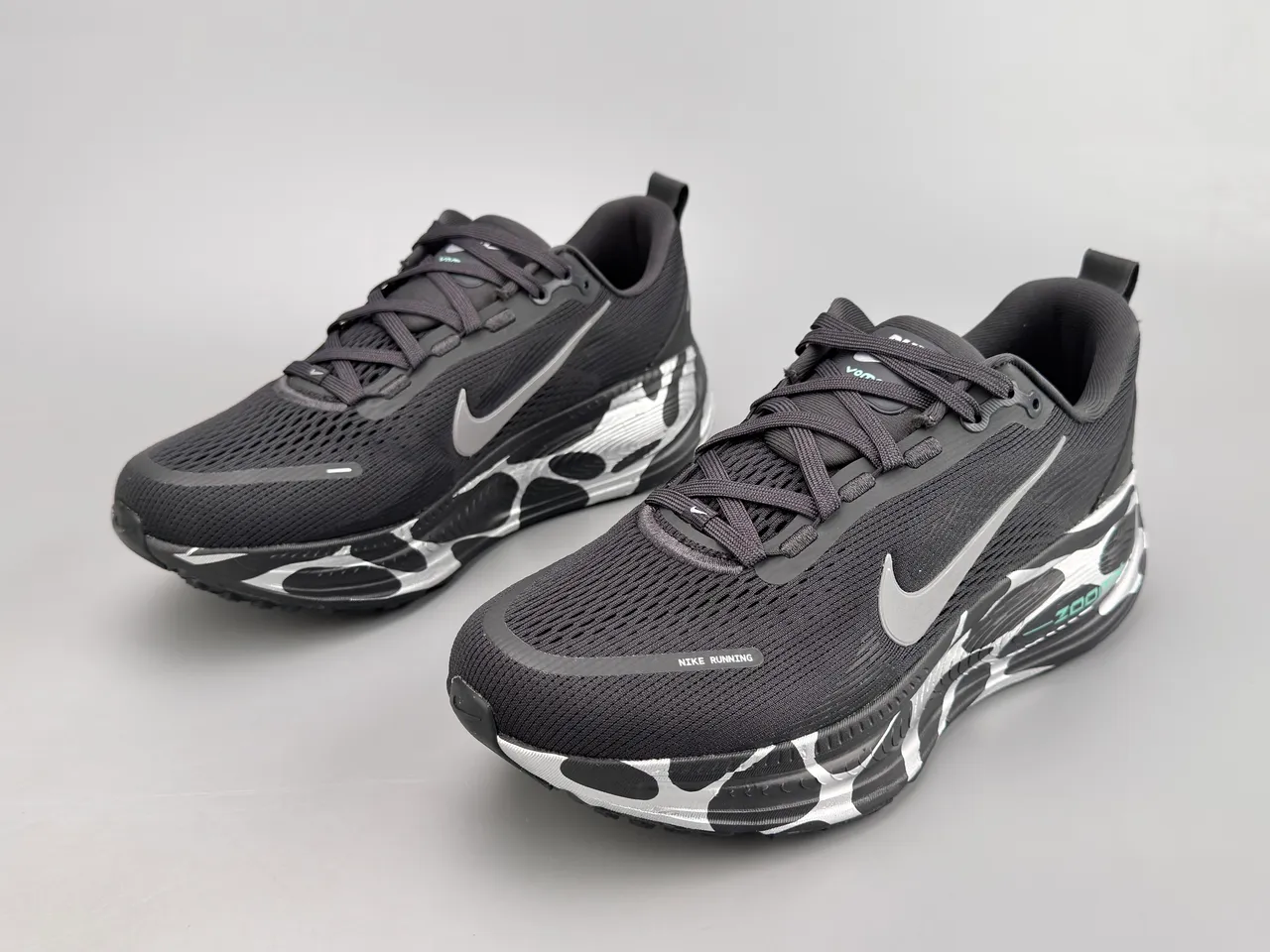 Nike ZoomX Invincible Run काली सफेद बुनाई ऊपरी तरंग पैटर्न मिडसोल दौड़ने वाले जूते 7