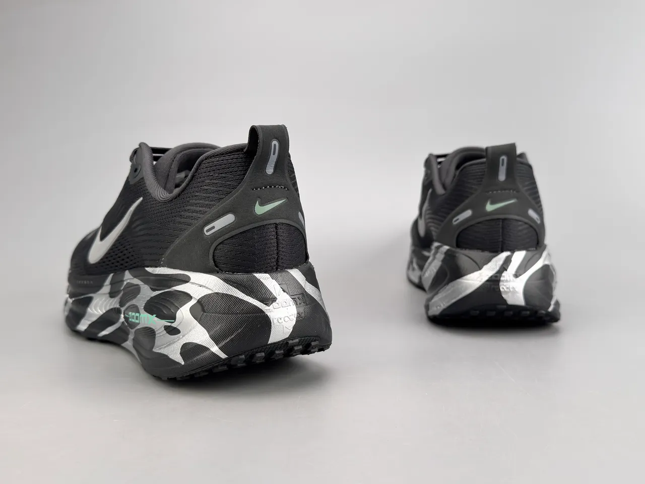 Nike ZoomX Invincible Run काली सफेद बुनाई ऊपरी तरंग पैटर्न मिडसोल दौड़ने वाले जूते 8