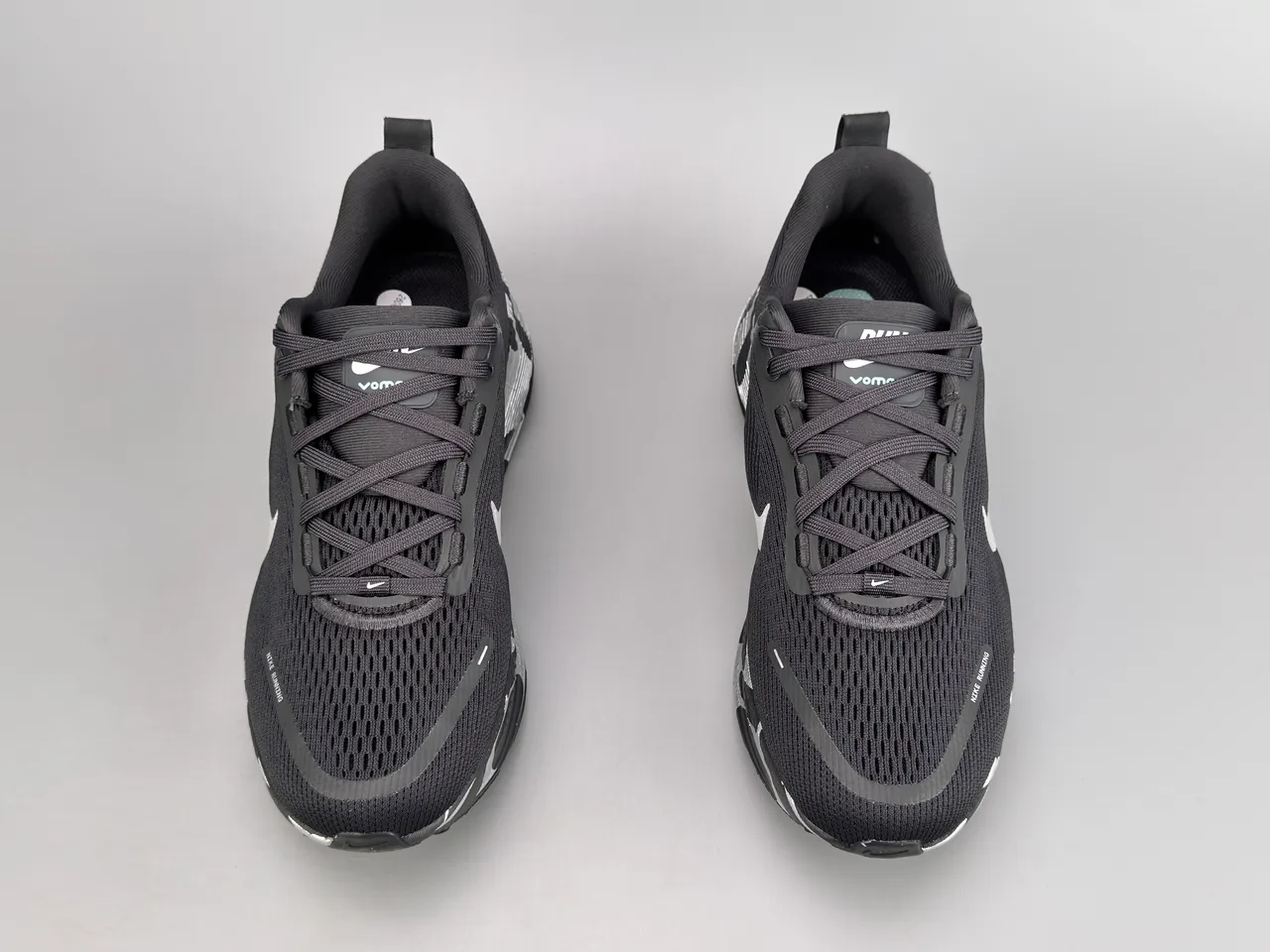 Nike ZoomX Invincible Run काली सफेद बुनाई ऊपरी तरंग पैटर्न मिडसोल दौड़ने वाले जूते 9