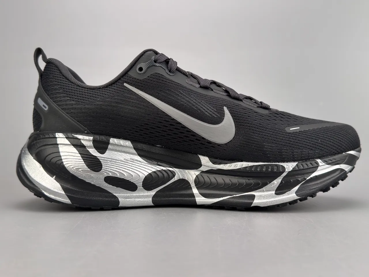 Nike ZoomX Invincible Run काली सफेद बुनाई ऊपरी तरंग पैटर्न मिडसोल दौड़ने वाले जूते 10