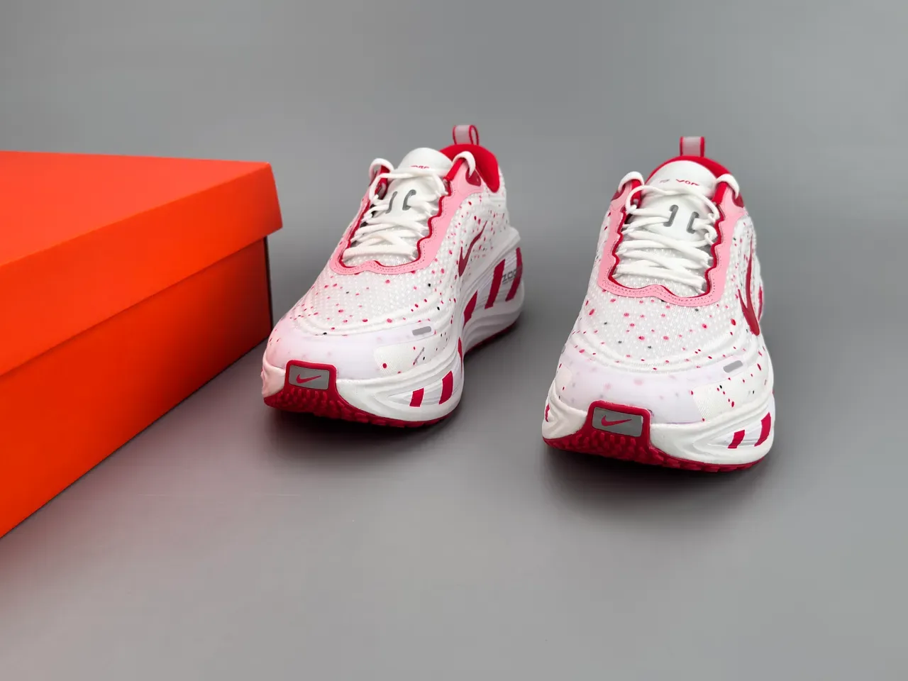 Nike ZoomX Invincible Run 白红 工程针织鞋面 斑点图案 跑鞋 3