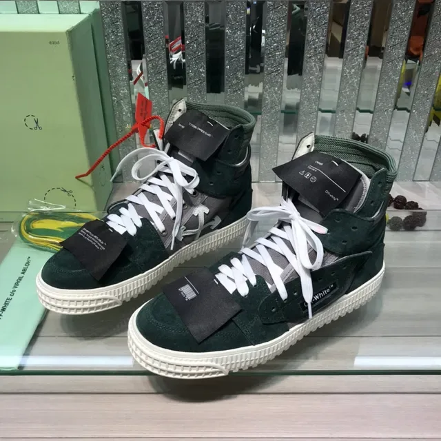 Off-White Zapatillas Lifestyle de Ante y Malla Verde Ejército de Alto Corte con Capas 2